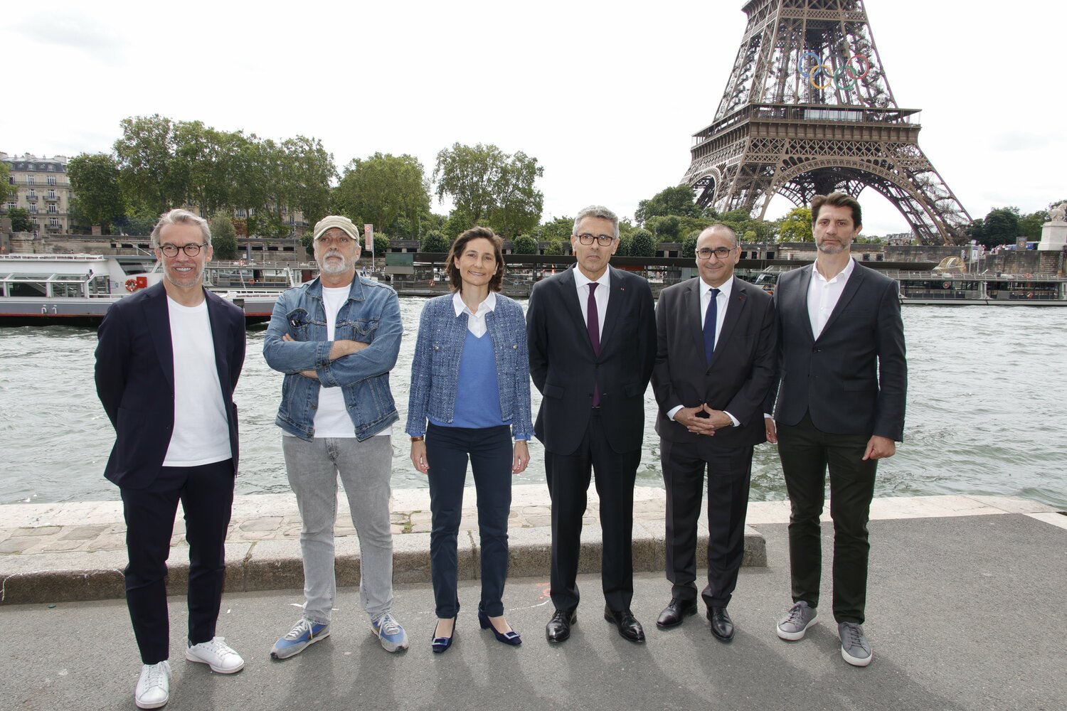 7月17日、開会式の予行でセーヌ川前にやってきたウデア=カステラ大臣(左から3番目) ©Getty Images