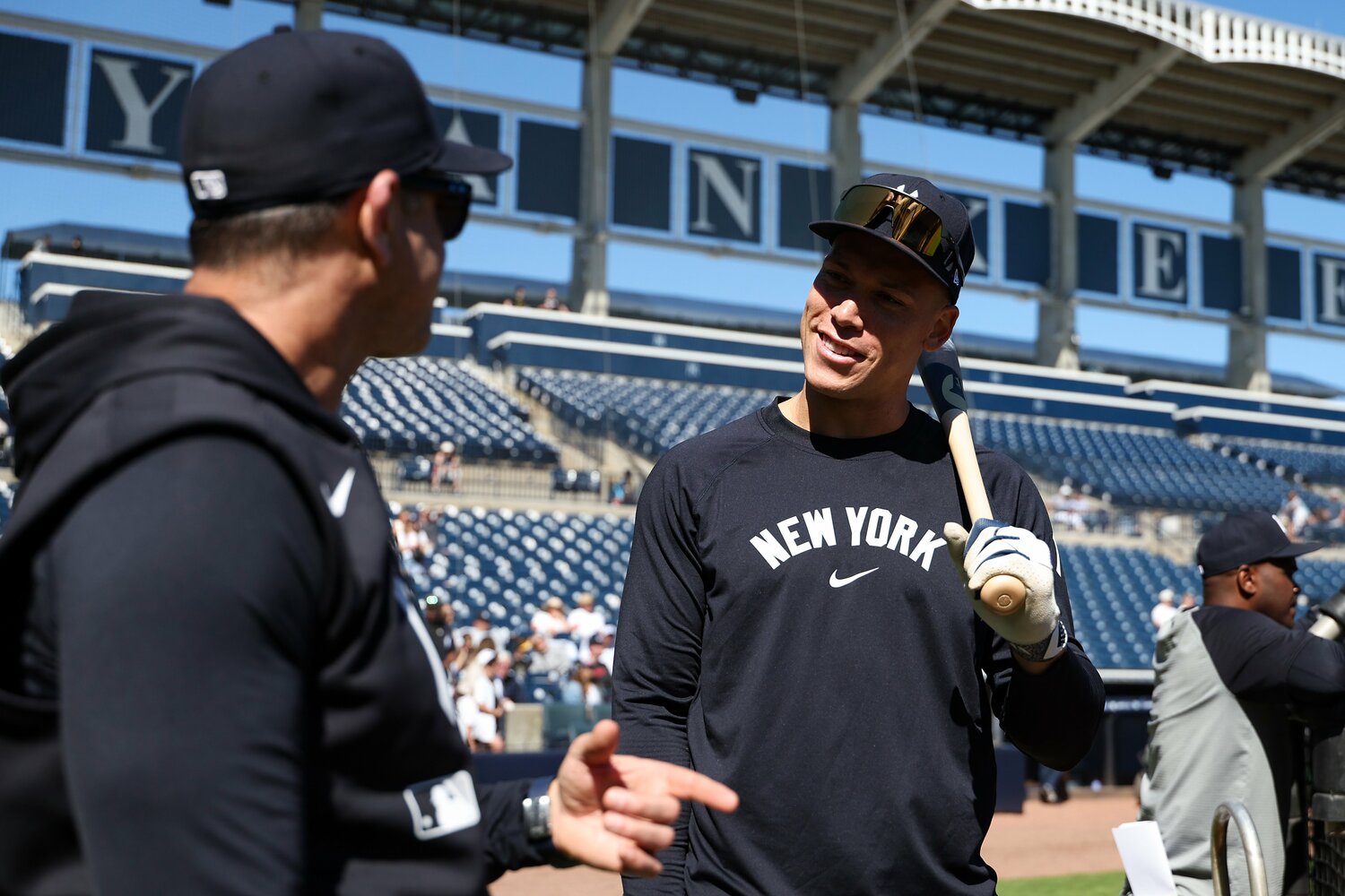 ブーン監督（左）と言葉をかわすアーロン・ジャッジ　©︎Getty Images