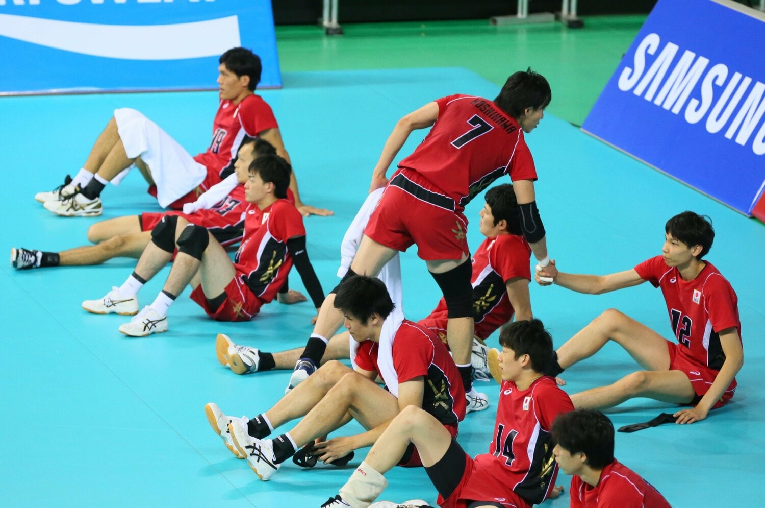 試合後、越川優に声をかけられる。座る位置もやや遠慮気味？（2014年アジア大会）©︎YUTAKA/AFLO SPORT