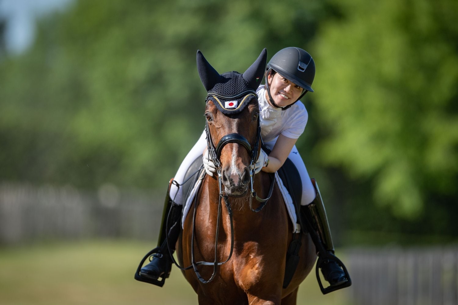 愛馬ジジに跨る黒木茜