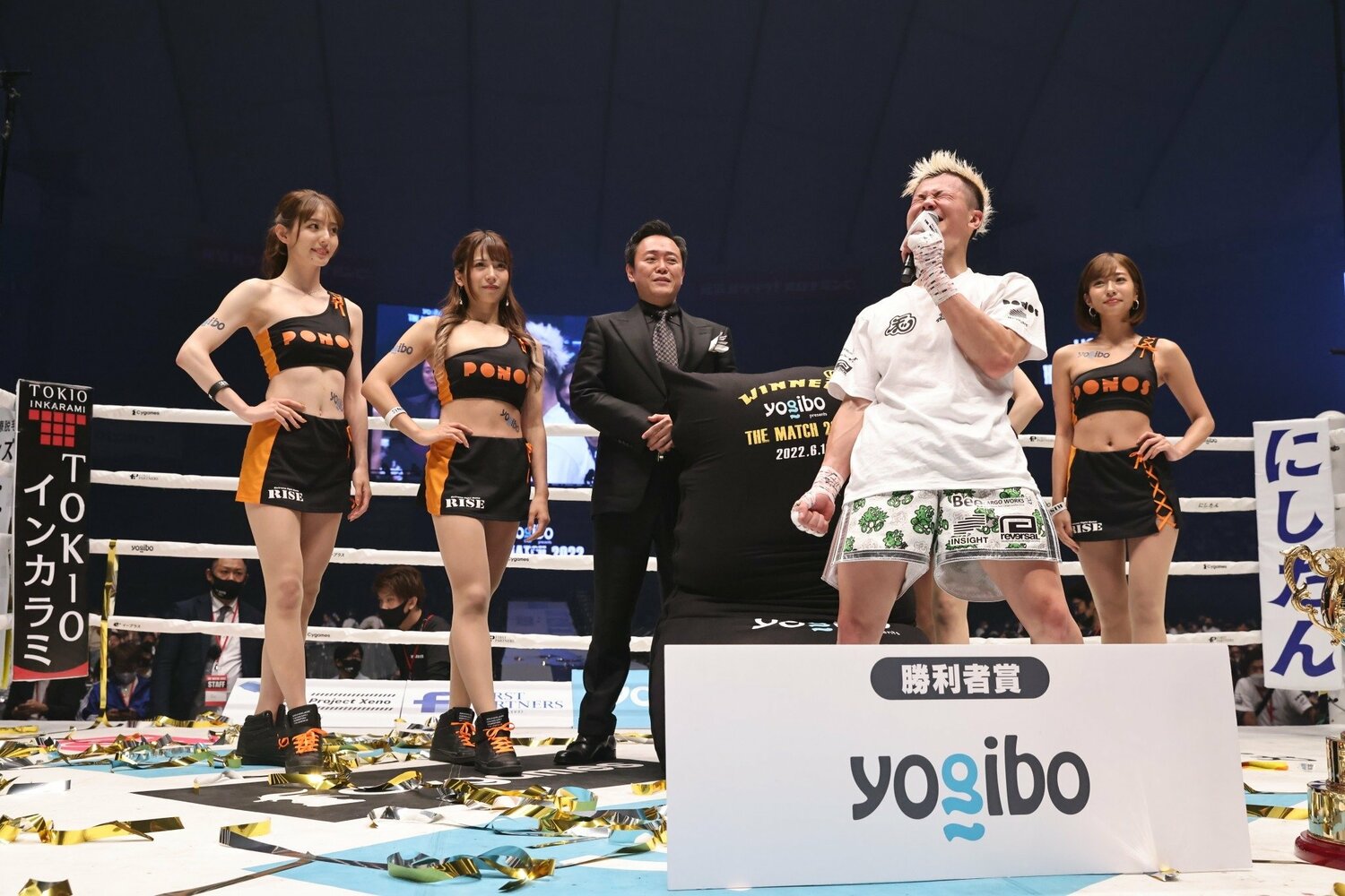 歓喜の那須川天心を見守るRISEのラウンドガールたち　©THE MATCH 2022/Chiyo Yamamoto