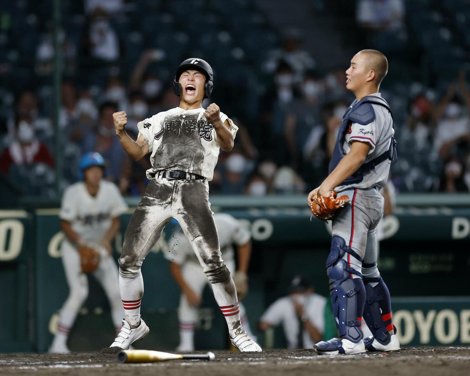 延長11回裏、サヨナラの生還を果たしガッツポーズする一関学院・二走小松 ©KYODO