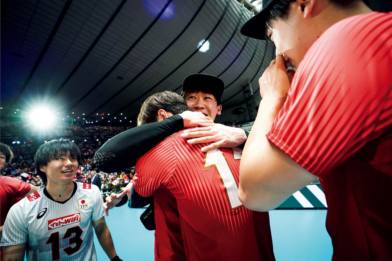 パリ五輪への切符を掴み、高橋藍ら共に戦ったチームメイトと涙の抱擁をかわした ©️FIVB