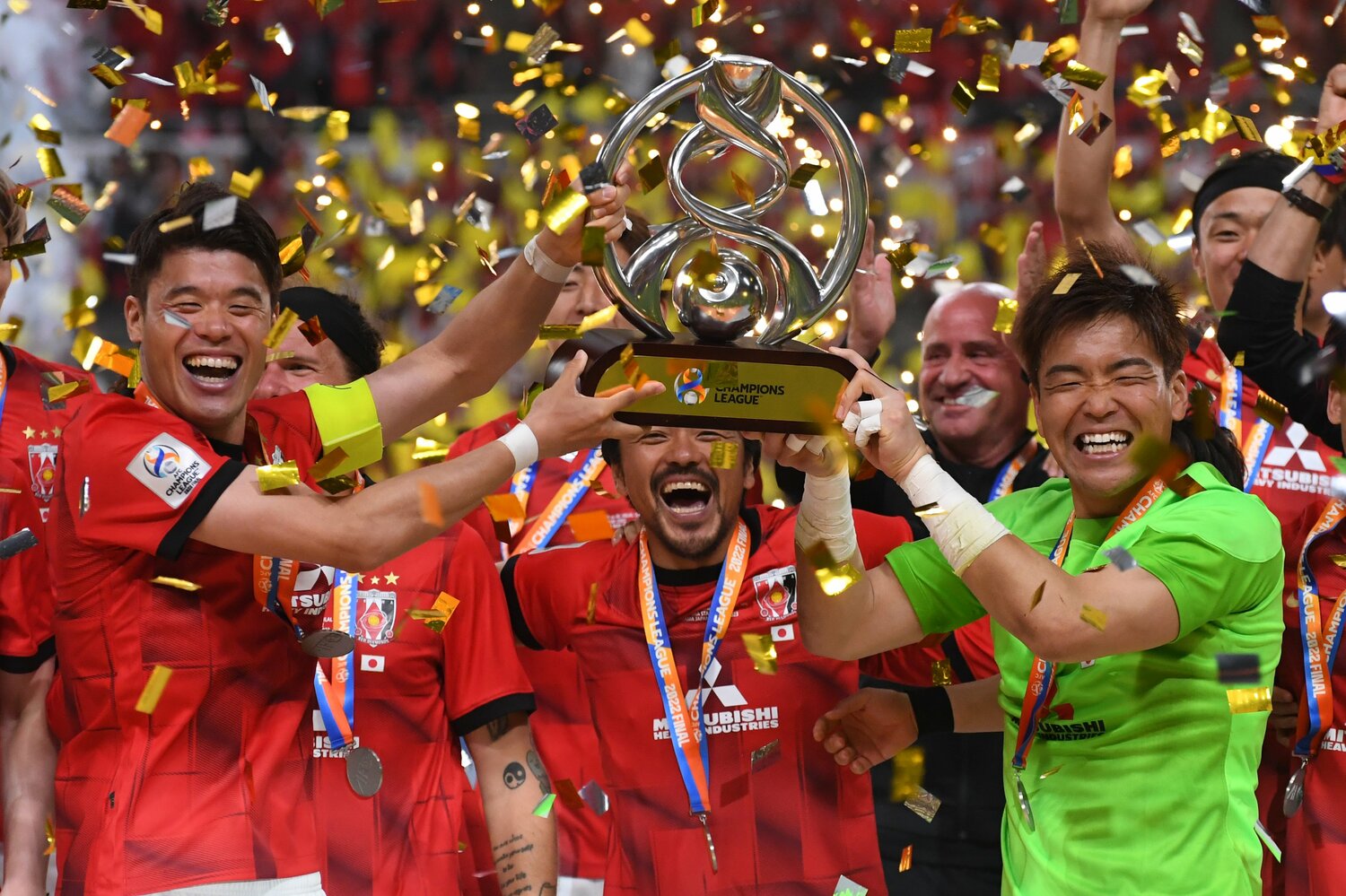 酒井宏樹と西川周作が優勝トロフィーを掲げた瞬間。中央には興梠慎三