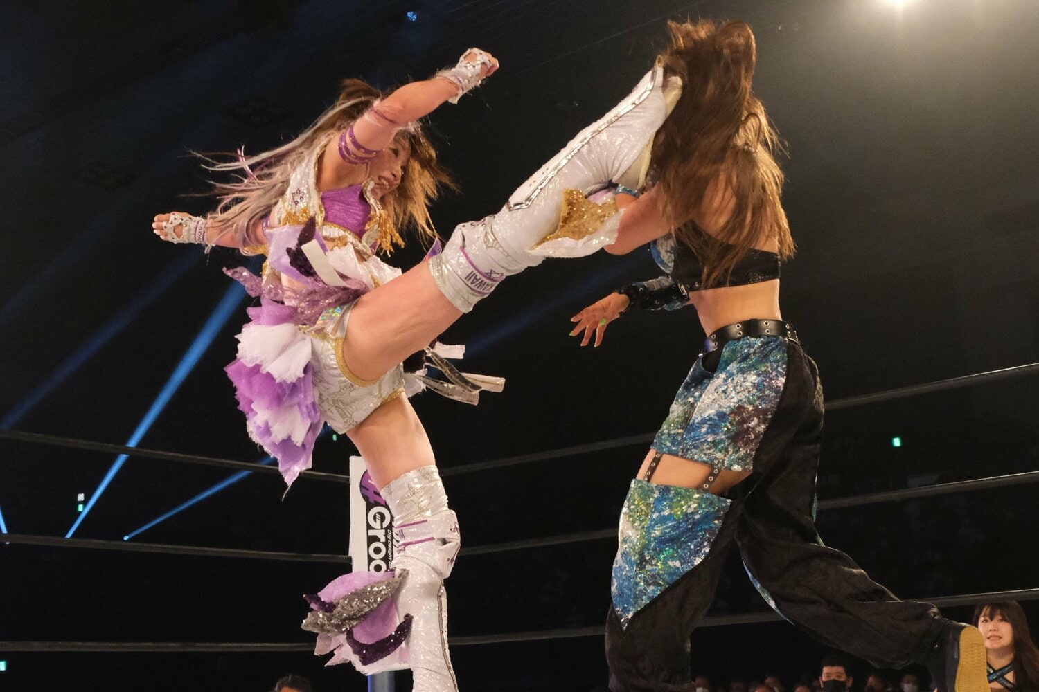 試合が進むにつれて調子を上げた挑戦者チーム。たむのバックスピンキックも決まる