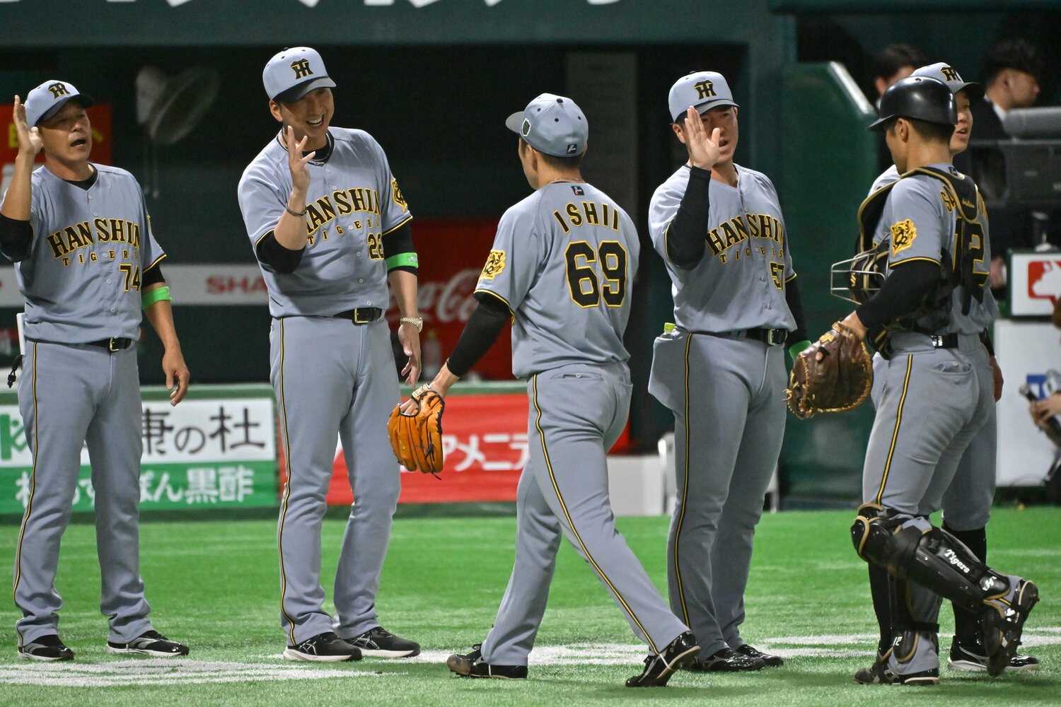 藤川監督も石井の力投を称えた ©️Hideki Sugiyama