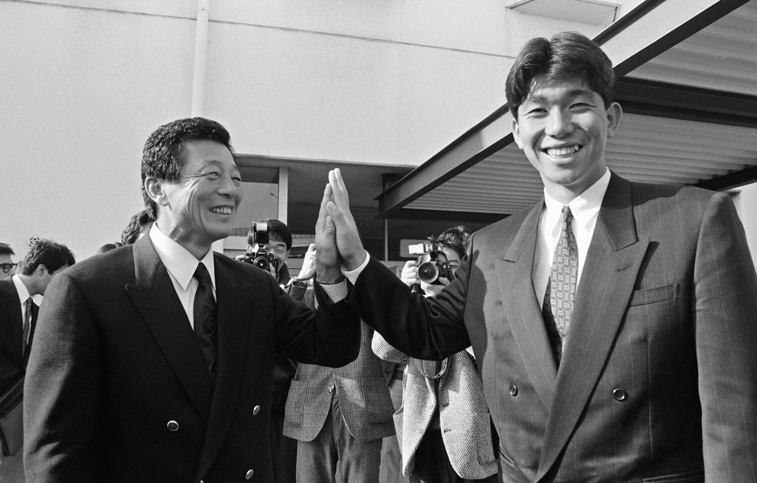 ドラフト1位指名のあいさつに訪れた仰木監督と笑顔で手の大きさを比べる　©JIJI PRESS