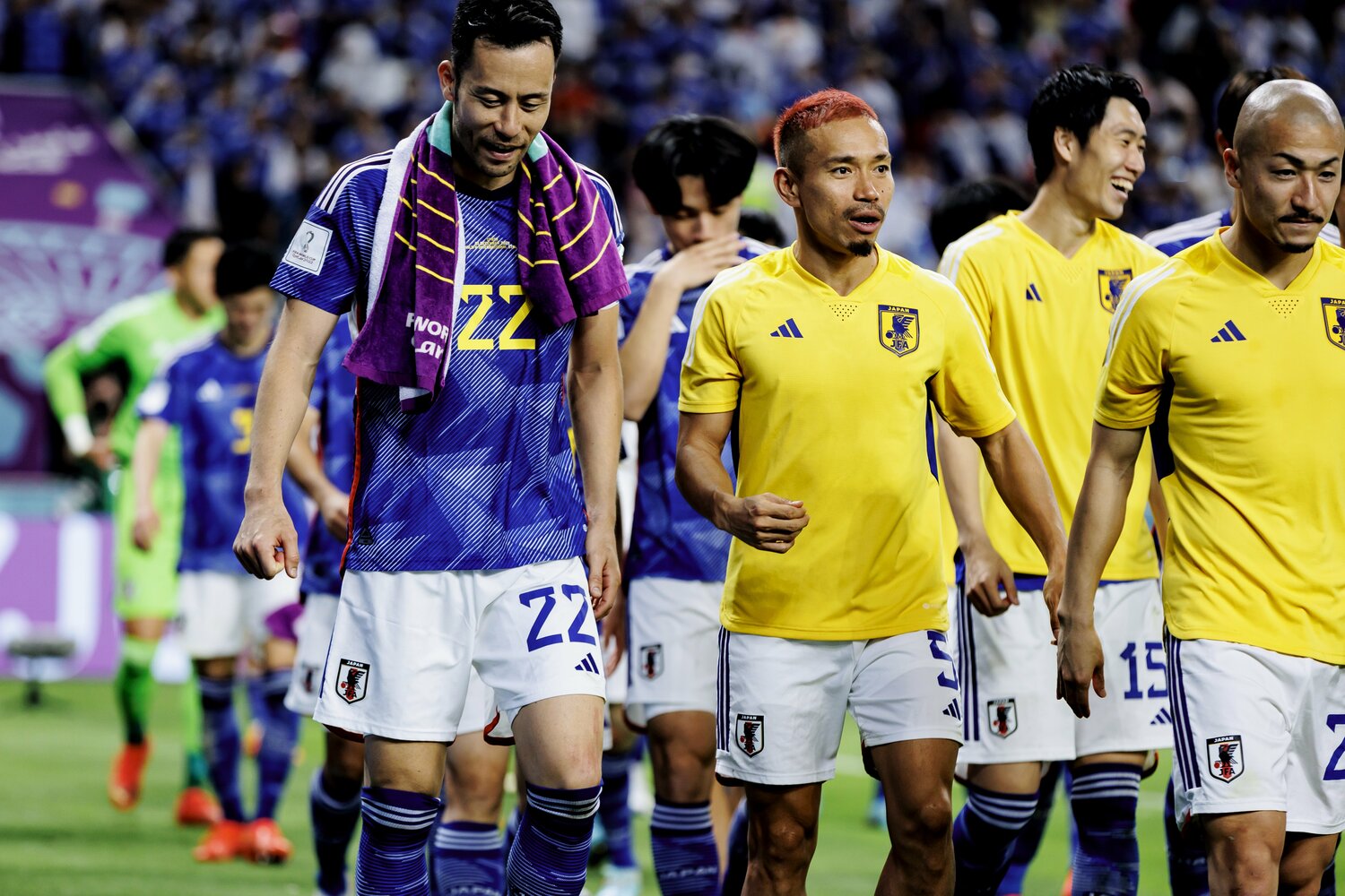 カタールW杯では30代の吉田麻也、長友佑都らが守備を引き締めたのは記憶に新しい　©Takuya Sugiyama/JMPA