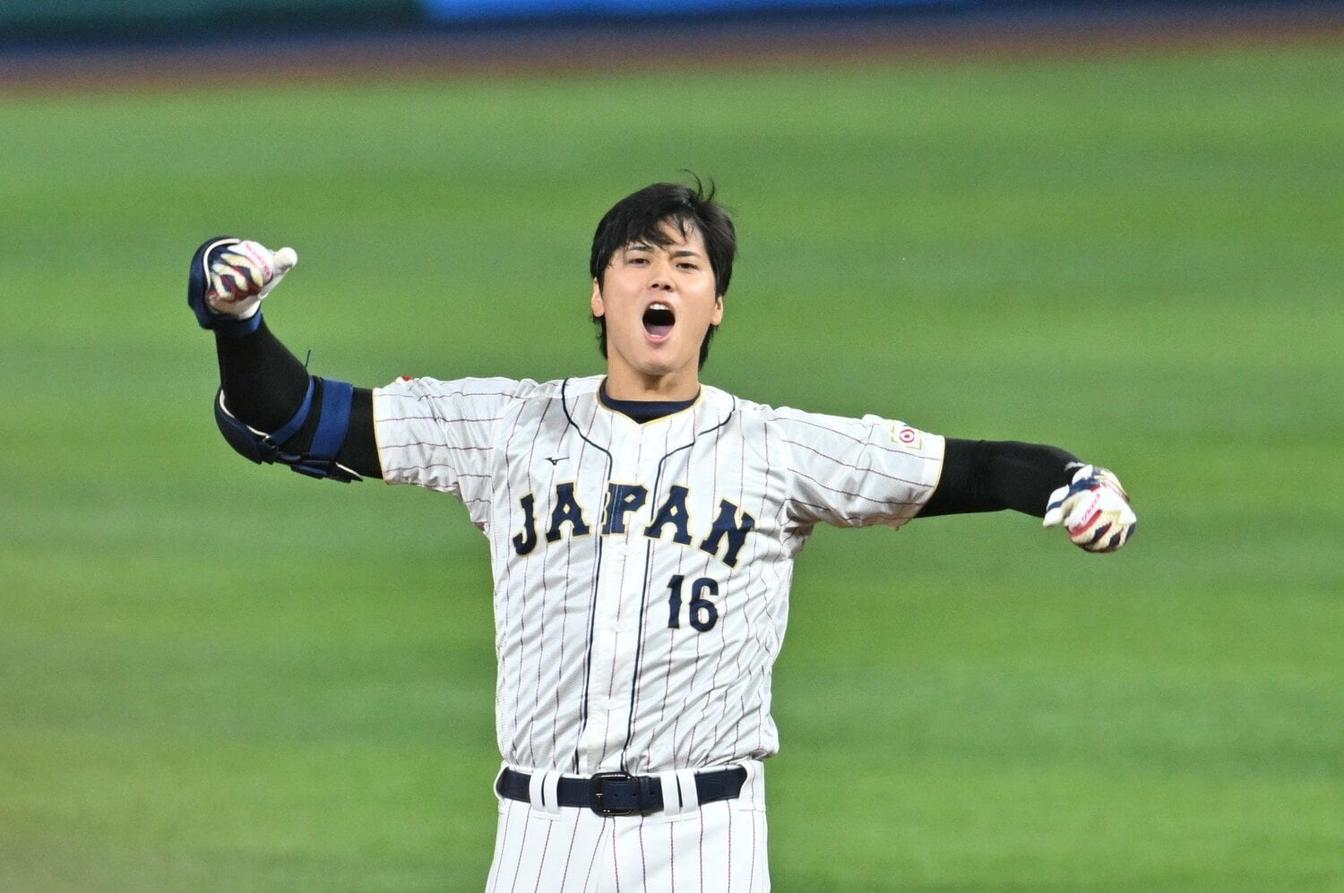 メキシコ戦の9回、ツーベースを放って雄叫びをあげる大谷翔平　©Naoya Sanuki