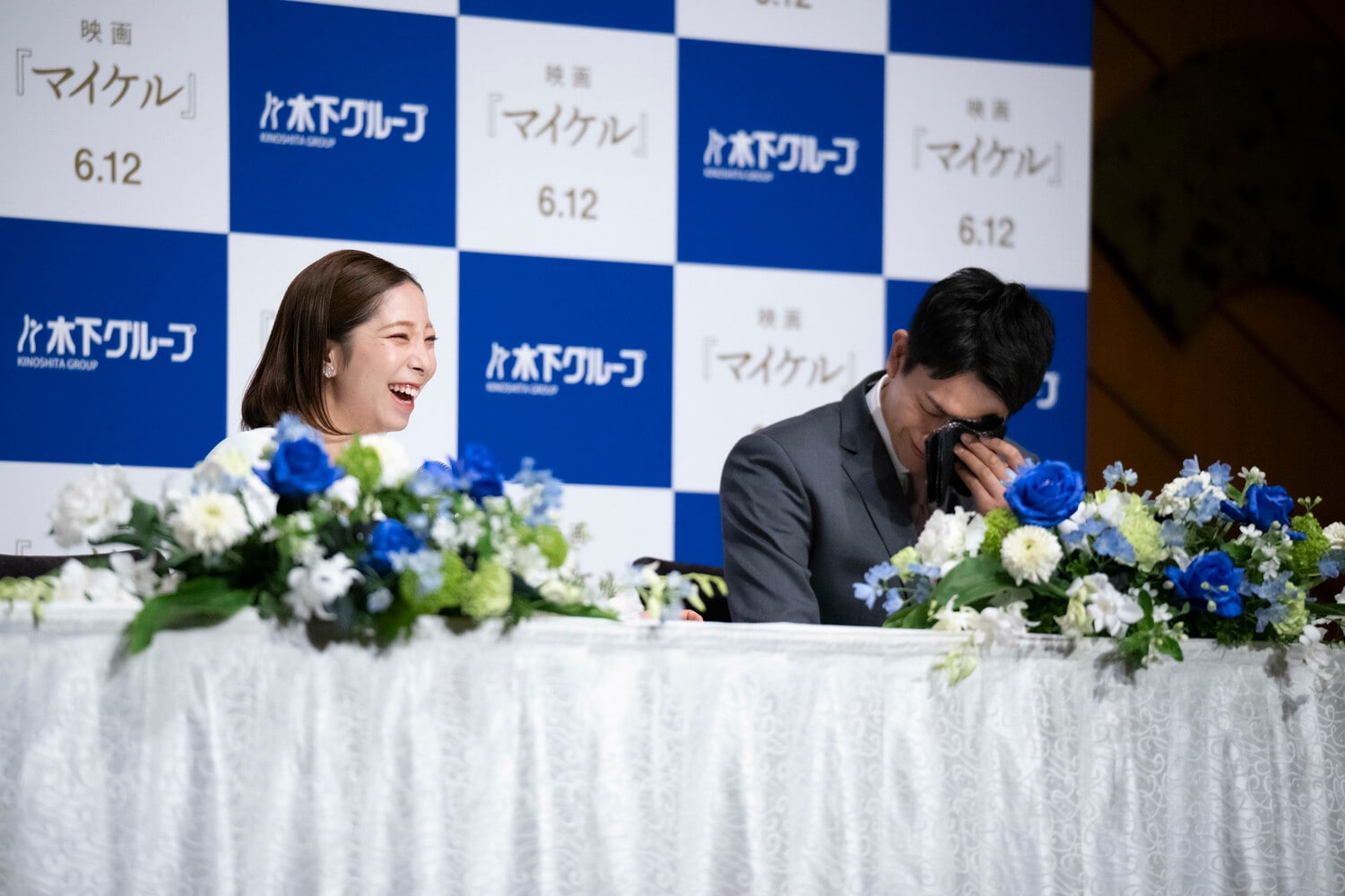 引退会見の冒頭でいきなり泣き出してしまった木原龍一と「泣かないで〜」と笑顔でなぐさめる三浦璃来　©️Asami Enomoto