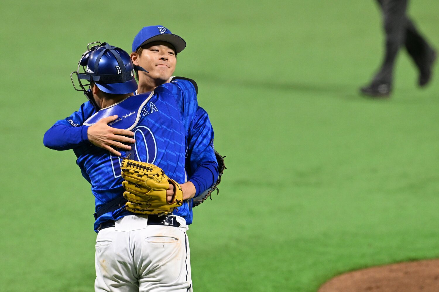 日本シリーズ第5戦を締めくくり、戸柱と抱擁　©Naoya Sanuki