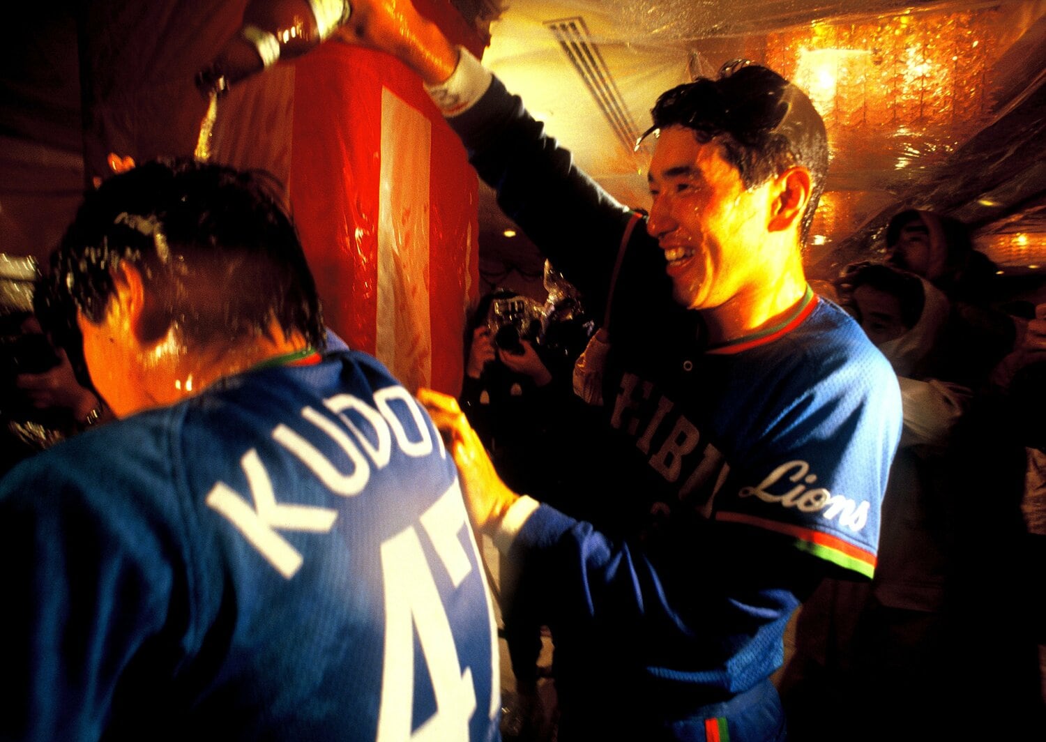 1986年の日本シリーズ。ルーキーイヤーに日本一になり、ビールかけをする清原。西武では在籍11年間で8度のリーグ優勝と6度の日本一に輝いた　©BUNGEISHUNJU