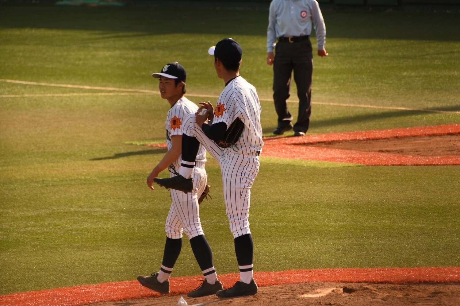 東北高3年春の東北大会で、ファーストから駆け寄り、エースの石森健大を鼓舞する西田陸浮（写真=石森健大さん）