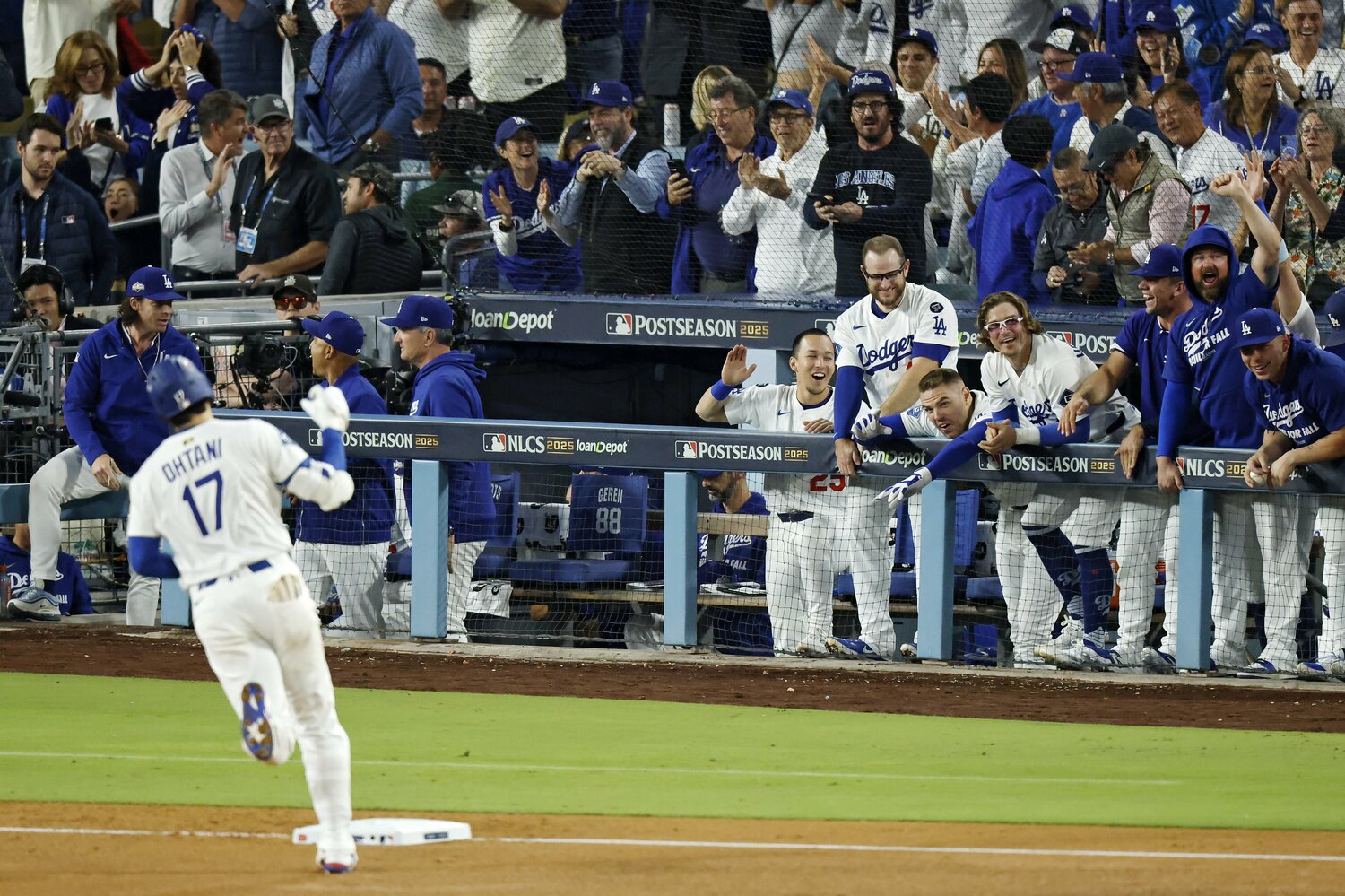 ベンチの仲間もスタンドのファンも大谷翔平のホームランに酔いしれた ©︎Harry How/Getty Images