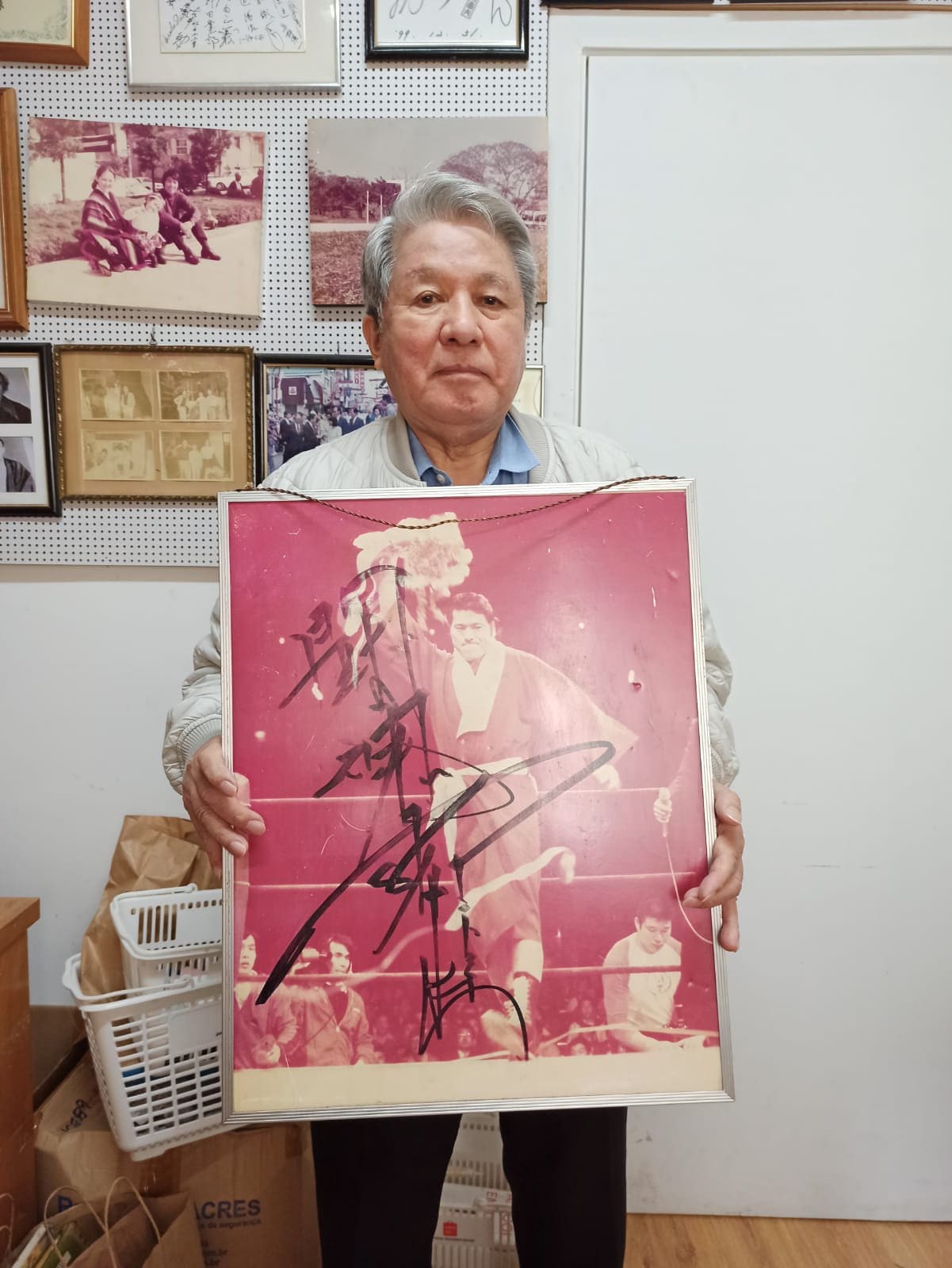 猪木のサインを持つ尾西さん　©Hiroaki Sawada