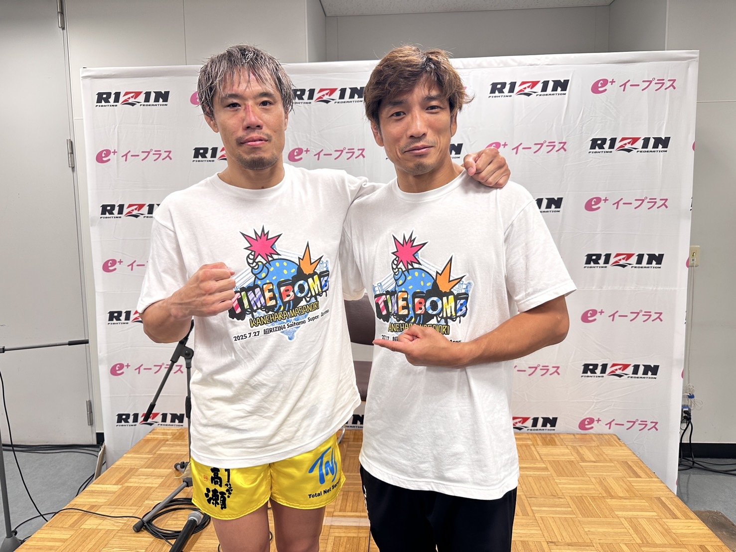 インタビュースペースで肩を組む金原と所英男　©Norihiro Hashimoto