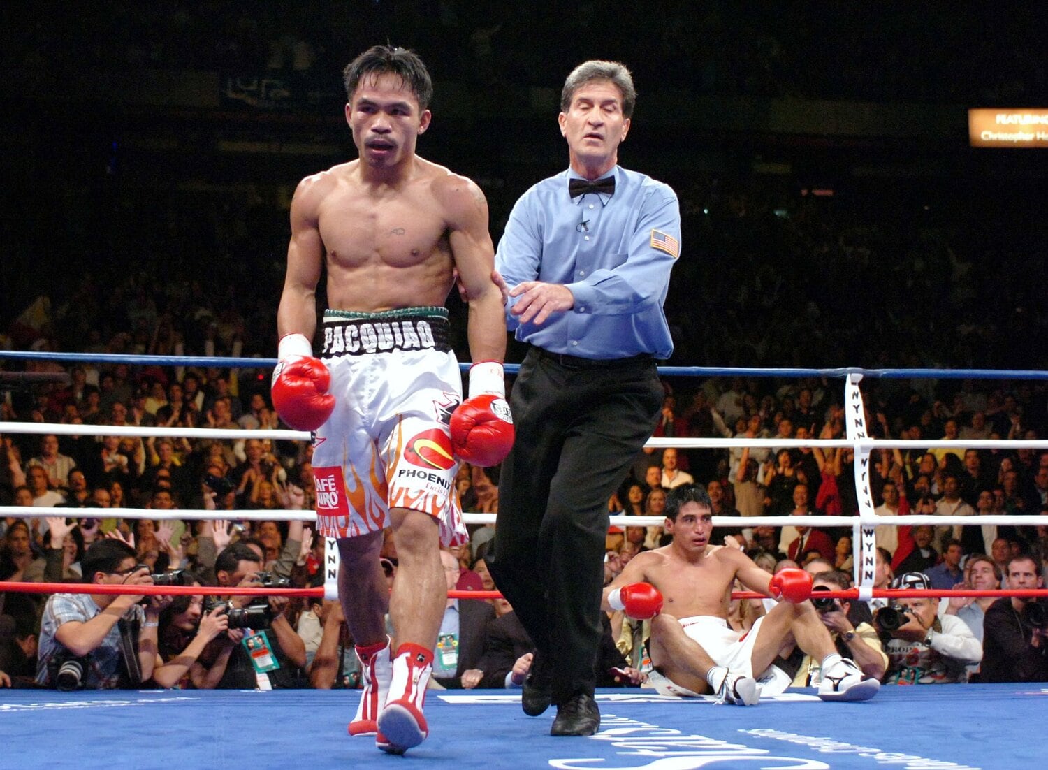 パッキャオの猛攻に戦意を喪失して立ち上がれないエリック・モラレス