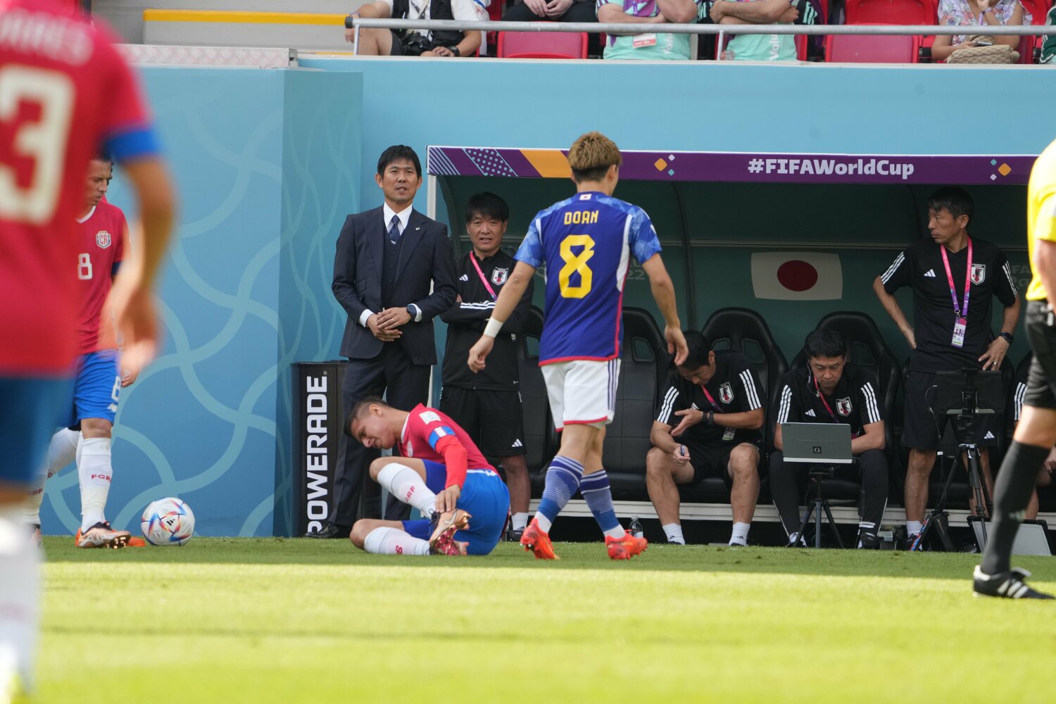 森保一監督は前半35分過ぎにシステムの変更を指示した　©Kaoru Watanabe/JMPA