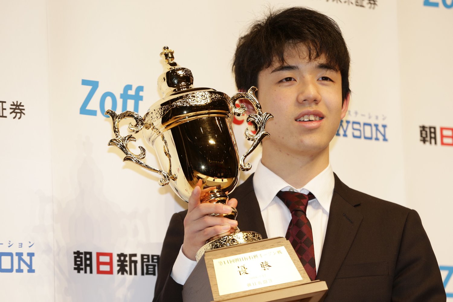 2018年2月の朝日杯、15歳6カ月で優勝　©BUNGEISHUNJU