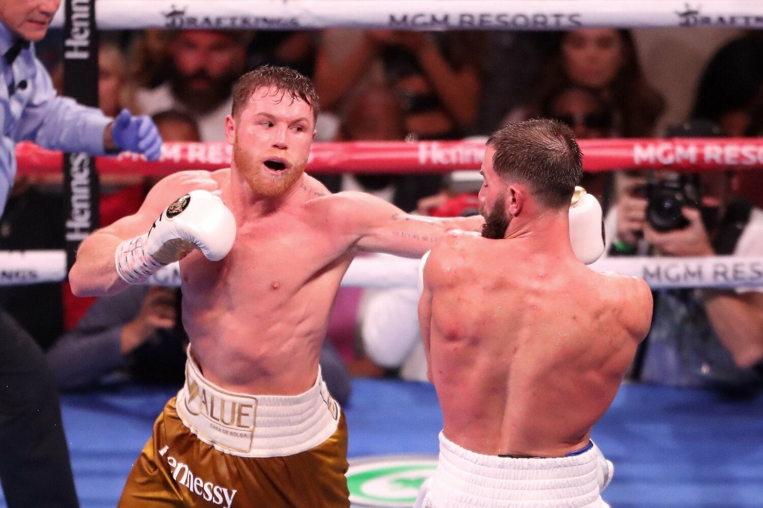 途中、相手の守備的な戦い方にも苦戦したカネロだったが……　©Getty Images