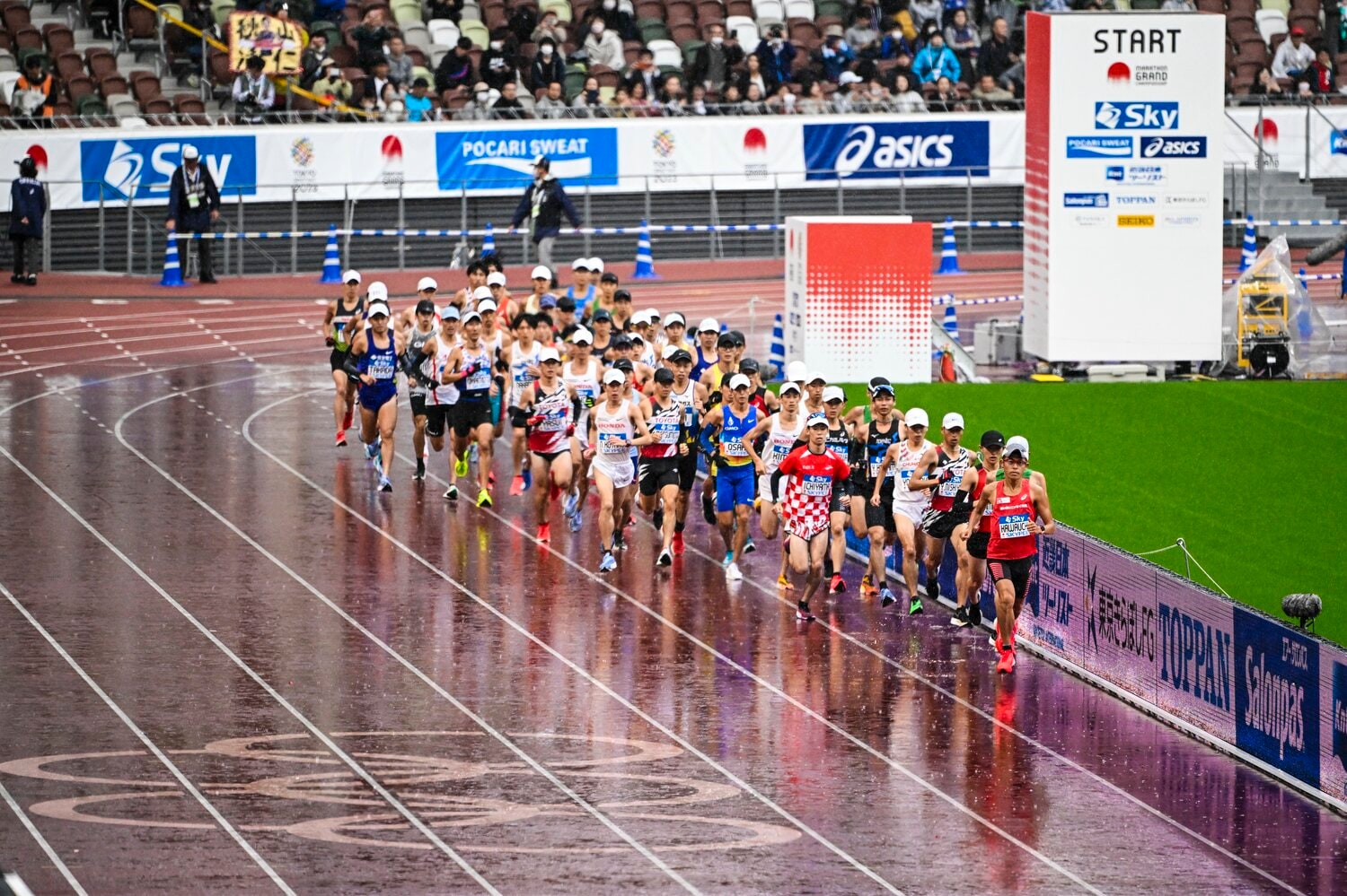 スタートと同時に先頭に立ち、一気に大逃げを見せた川内。独走態勢は35km付近まで続いた　©Asami Enomoto