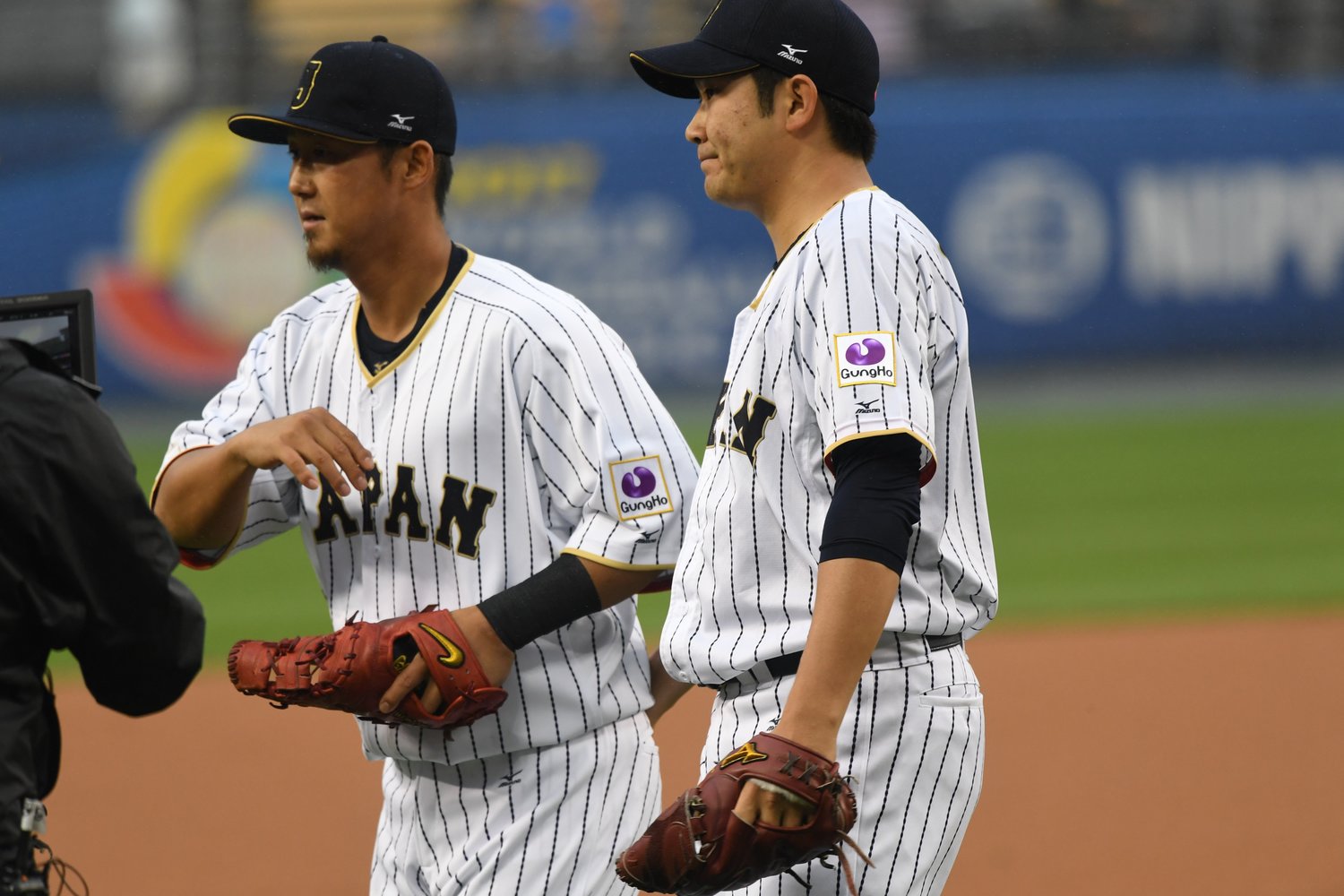 2017年WBCでの菅野（左は中田翔）　(C)Naoya Sanuki