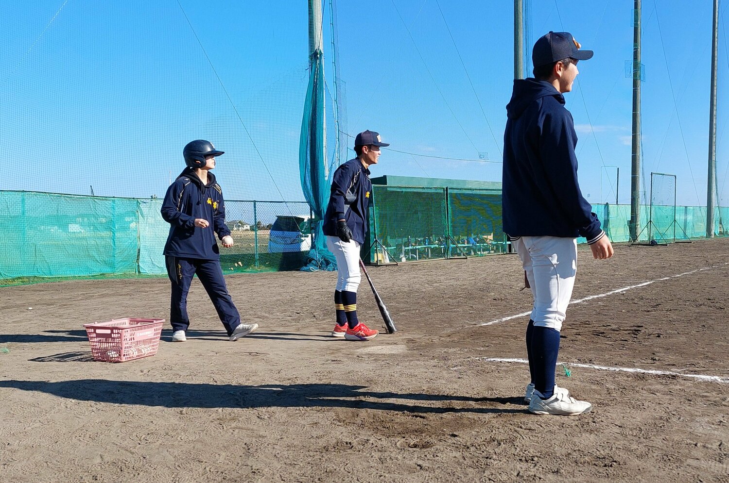 ノックをする仙台一高の部員たち。千葉監督は「公式戦向きなのは守備」という　©NumberWeb