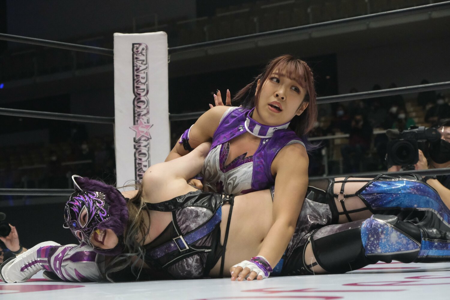 飛び技、関節技などAZMはオールラウンドな実力を誇る