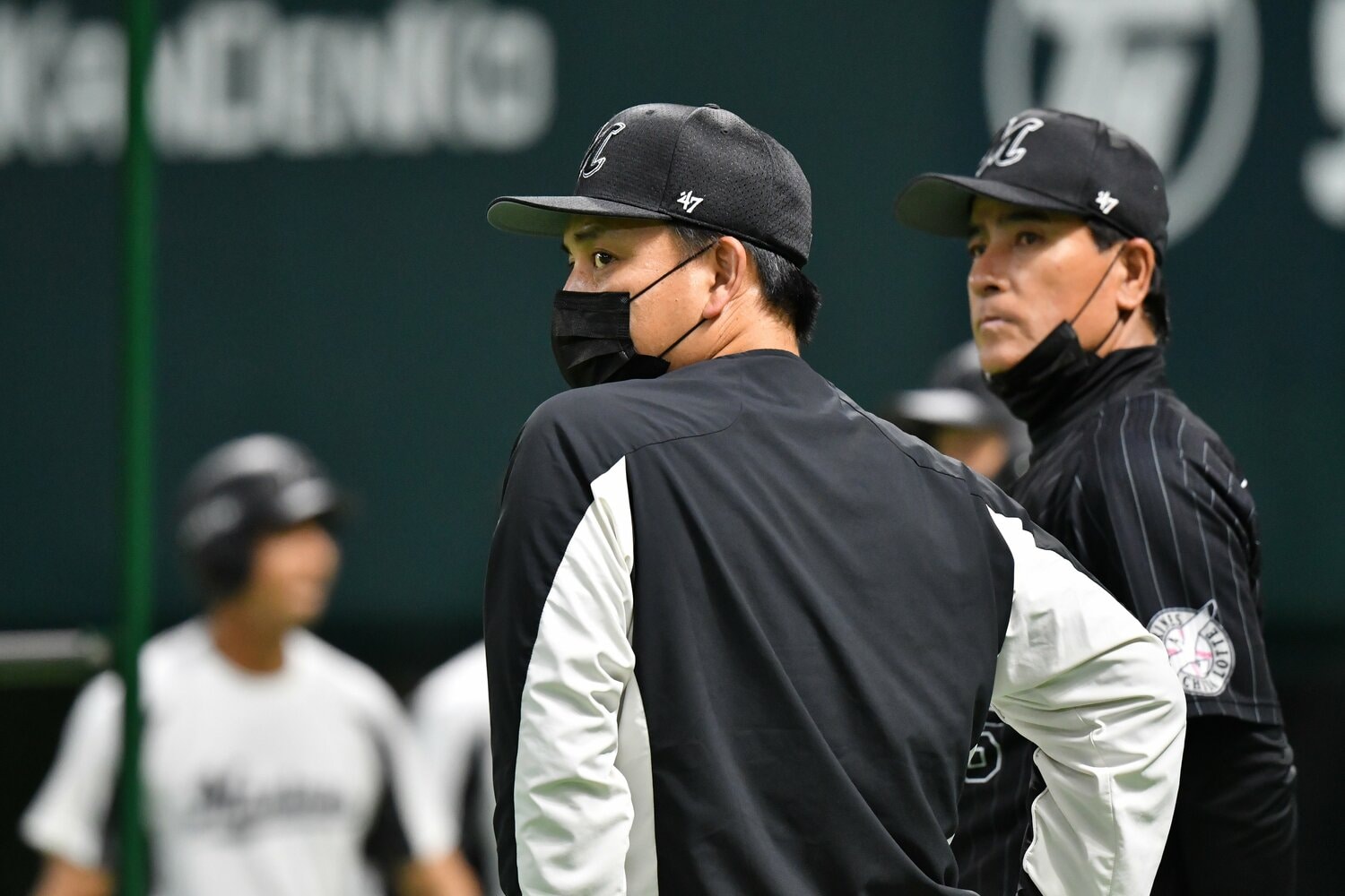 昨年撮影。井口資仁監督と森脇浩司ヘッドコーチ　©Hideki Sugiyama