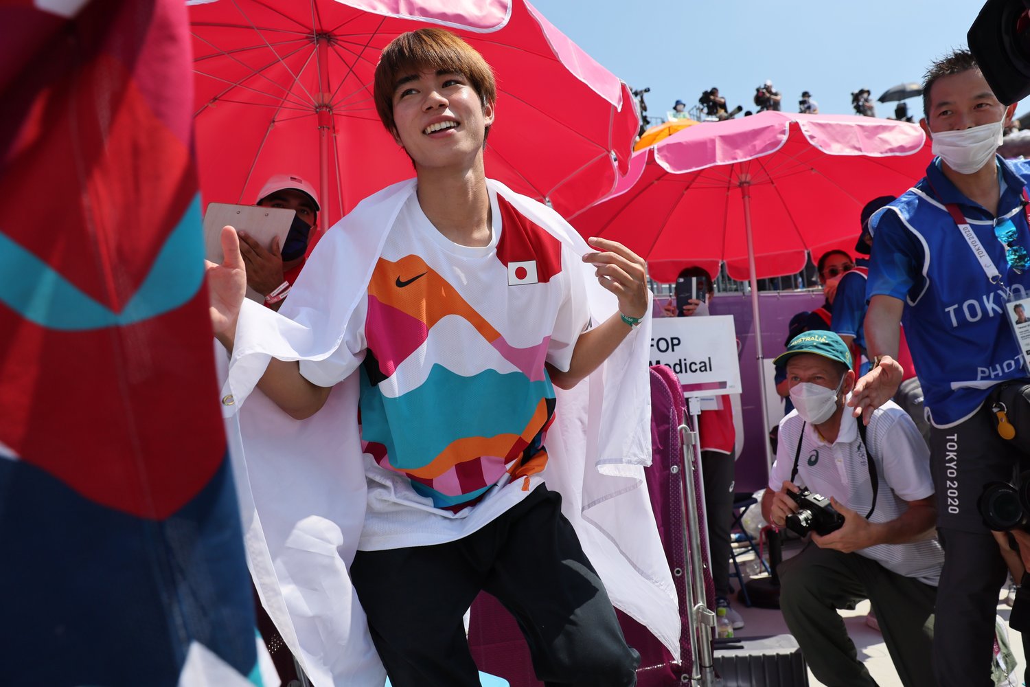 堀米が大会で着用した公式Tシャツは大人気で、金メダル確定直後にすぐ完売したサイズもあった ©JMPA