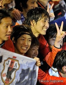 バーレーンに勝ち五輪出場を決めた後、チームメイトたちと。「みんなで五輪切符を勝ち取り、喜び合えてうれしいです。今回は本当に仲がいいチームになれました」と笑顔で語っていた原口。