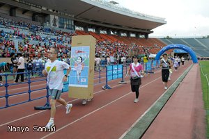 30度を超えうだるような暑さの中、グリコのコスチュームに身を包んで全力疾走