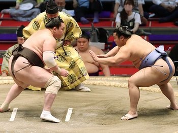 崖っぷちギリギリでも…横綱白鵬はやっぱり勝つ　照ノ富士との直接対決へ不安要素は？《6場所連続休場明け》＜Number Web＞ photograph by KYODO