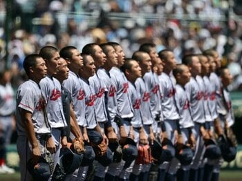 「校歌の質問はタブーなのか…」迷う現地記者に京都国際の選手・スカウトが口を開いて…「学校に言うても動かないし」高校野球ウラ話＜Number Web＞ photograph by Hideki Sugiyama