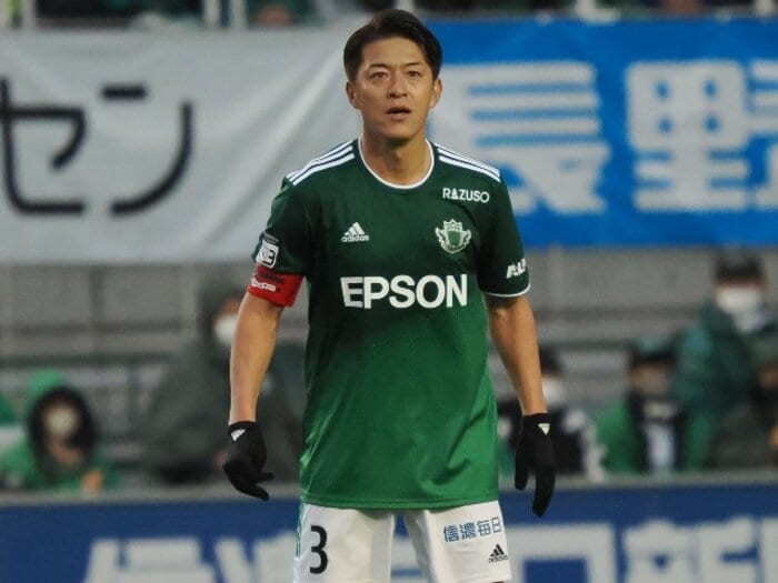 背番号3を受け継いで…松本山雅の象徴・田中隼磨40歳が天国の松田直樹に捧げた現役最終戦「マツさんなら絶対、お前情けねえなって…」<Number Web> photograph by J.LEAGUE