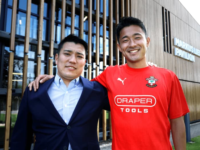 「サッカー代理人ビジネスは儲かる？」“菅原由勢12億円移籍”を実現させた日本人代理人に聞くウラ側「1年間の半分は出張、車の走行距離は7万km（笑）」＜Number Web＞