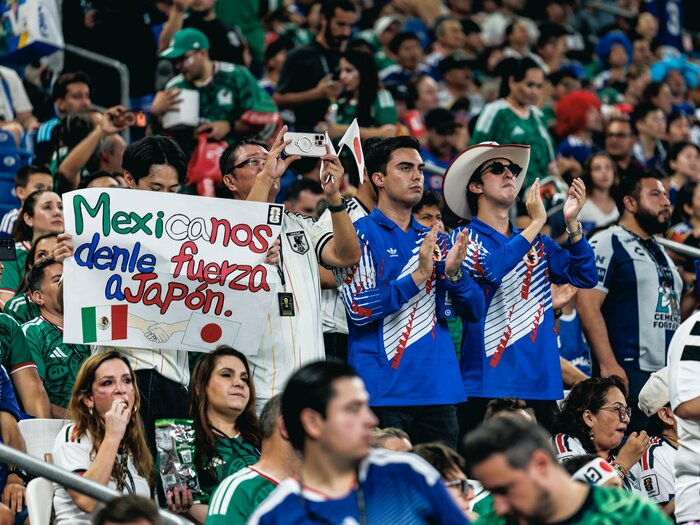 「平日昼間からスマホ観戦」「キミ、日本人？」“W杯のために生きてきた”メキシコ人のスゴい熱量…カメラマンが感動「W杯に来た人はみんな友人、って」＜Number Web＞ photograph by Kiichi Matsumoto/JMPA