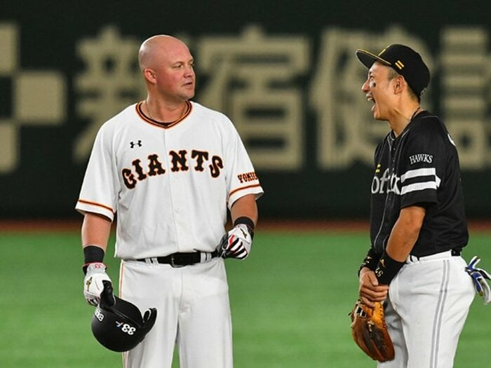二塁を守りつつマイコラスを一喝!巨人マギーは成績以上の助っ人だ。<Number Web> photograph by Takuya Sugiyama