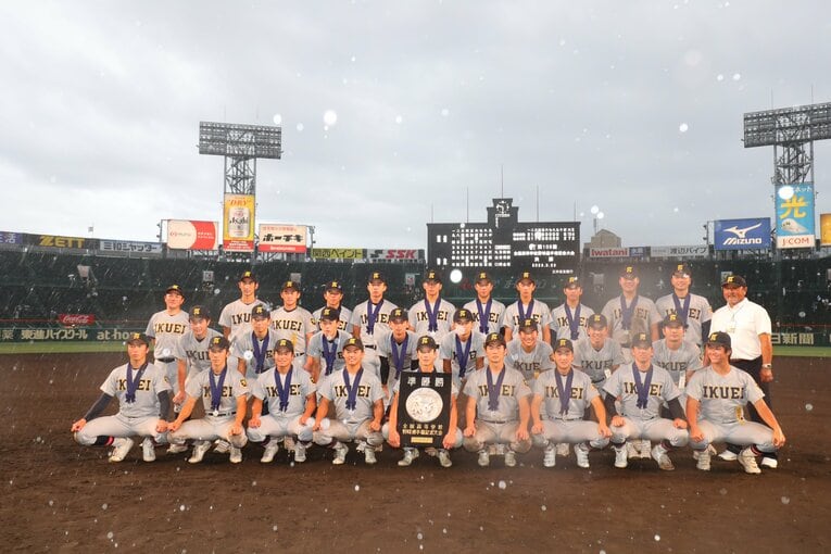 準優勝した仙台育英ナイン　©JMPA