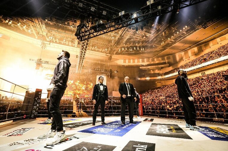 2022年の大晦日に行われたRIZINとBellatorの5対5全面対抗戦のオープニング。PRIDEにオマージュを捧げた演出がファンの心を打った ／ photograph by RIZIN FF Susumu Nagao
