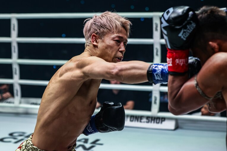 パンチを主体にスーパーレックを攻める武尊　©ONE Championship