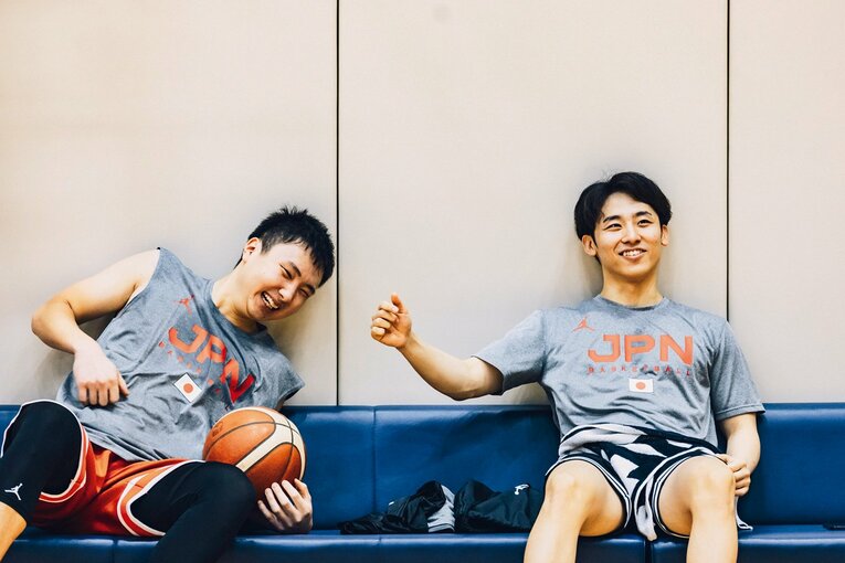 日本代表の中核を担う22歳の富永啓生（左）と河村勇輝。代表合宿期間中は楽しそうに談笑する姿も　©︎Kiichi Matsumoto