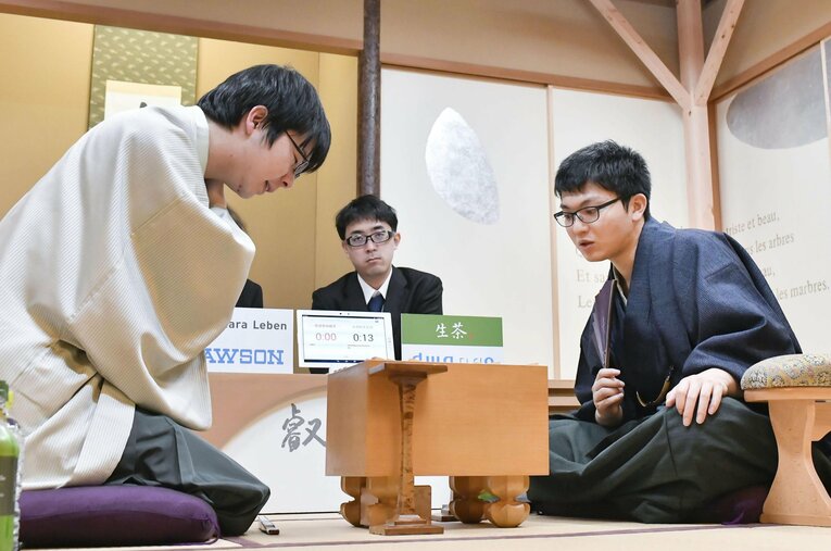 2018年の叡王戦、高見泰地と永瀬拓矢は八大タイトル戦で初めて相まみえた ／ photograph by Kyodo News