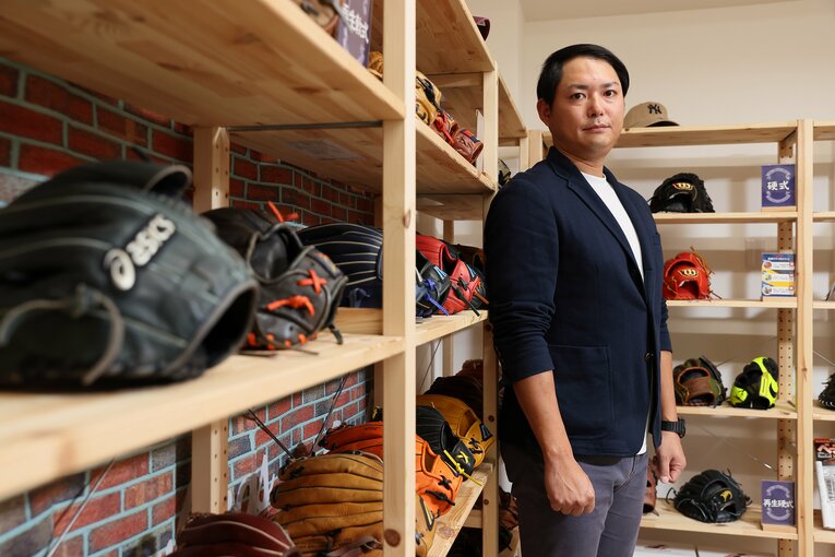 現在は野球解説者やYouTuberとして活躍する傍ら、野球グローブの買取や再生、リメイクを請け負う「グローブ再生工房Re-Birth」のアンバサダーも務める　©Shigeki Yamamoto