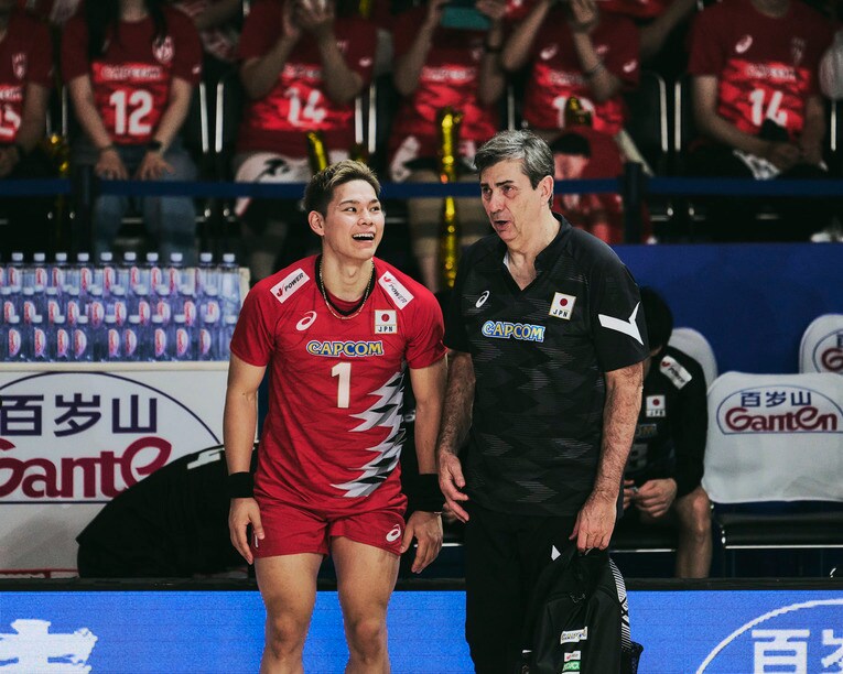 西田有志、フィリップ・ブラン監督（VNLポーランド戦）　©︎Yuki Suenaga