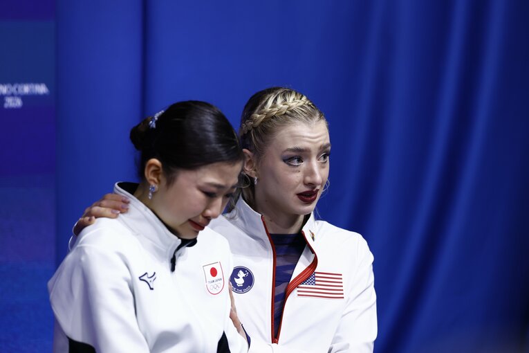 4位となり涙を流す千葉百音に寄り添ったアンバー・グレン（米国）　©Sunao Noto／JMPA