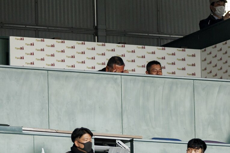 息子の活躍を見守る清原さん　©Kiichi Matsumoto