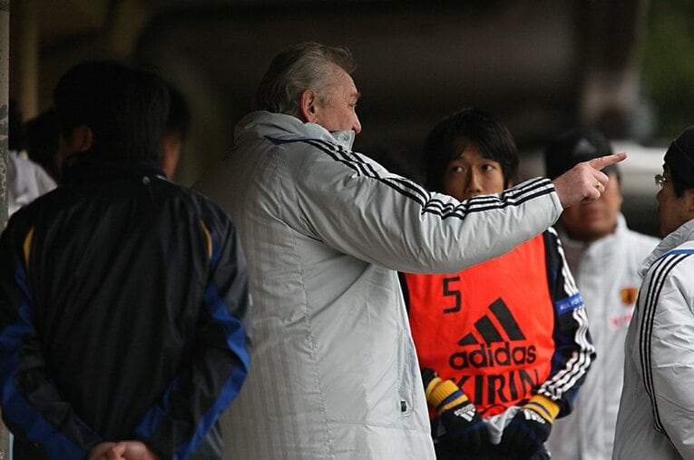 中村憲剛に指導するイビチャ・オシム元日本代表監督　©Takuya Sugiyama