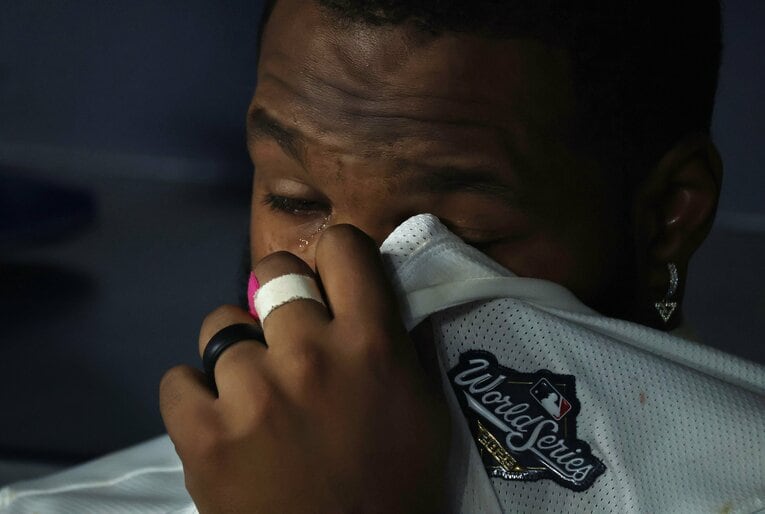 敗戦後、涙をぬぐうゲレロJr.　©Getty Images