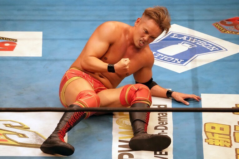 グッと拳を握りしめるオカダ・カズチカ